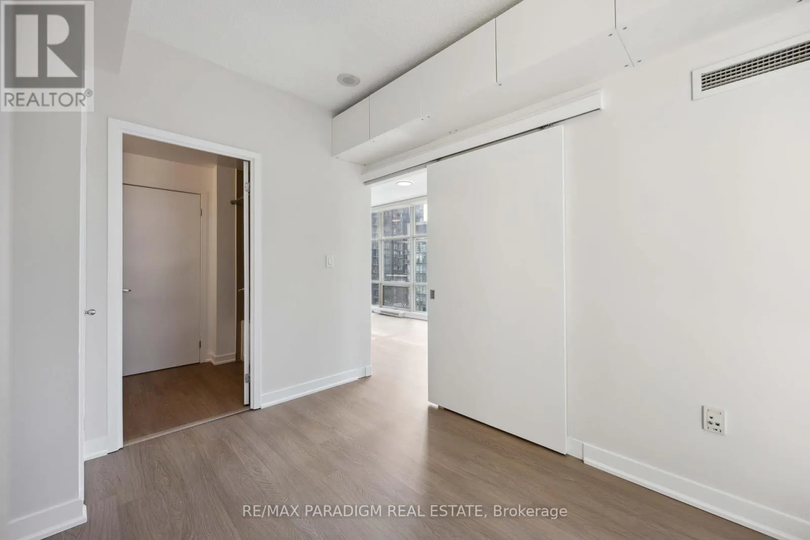611 - 9 SPADINA AVENUE