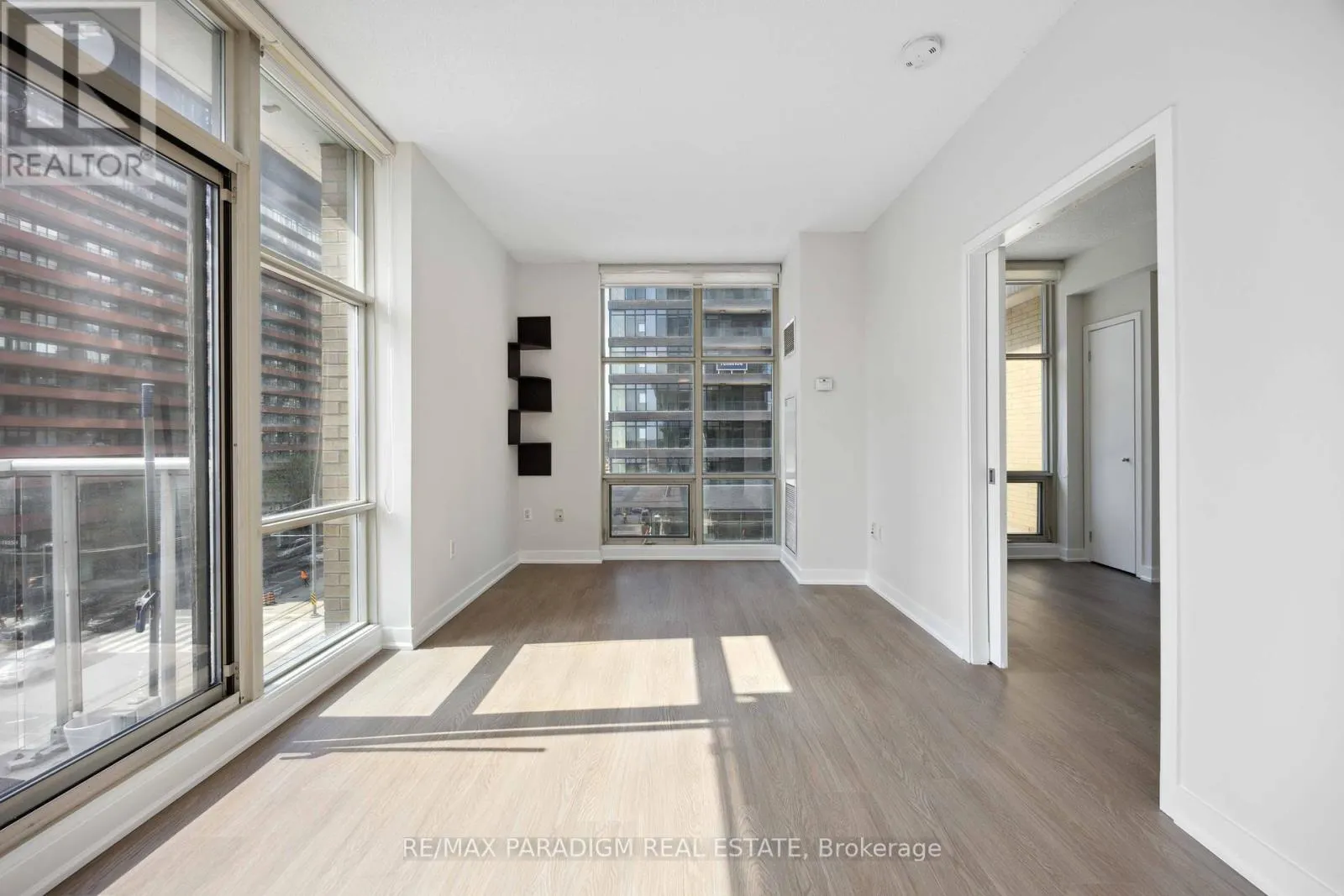 611 - 9 SPADINA AVENUE