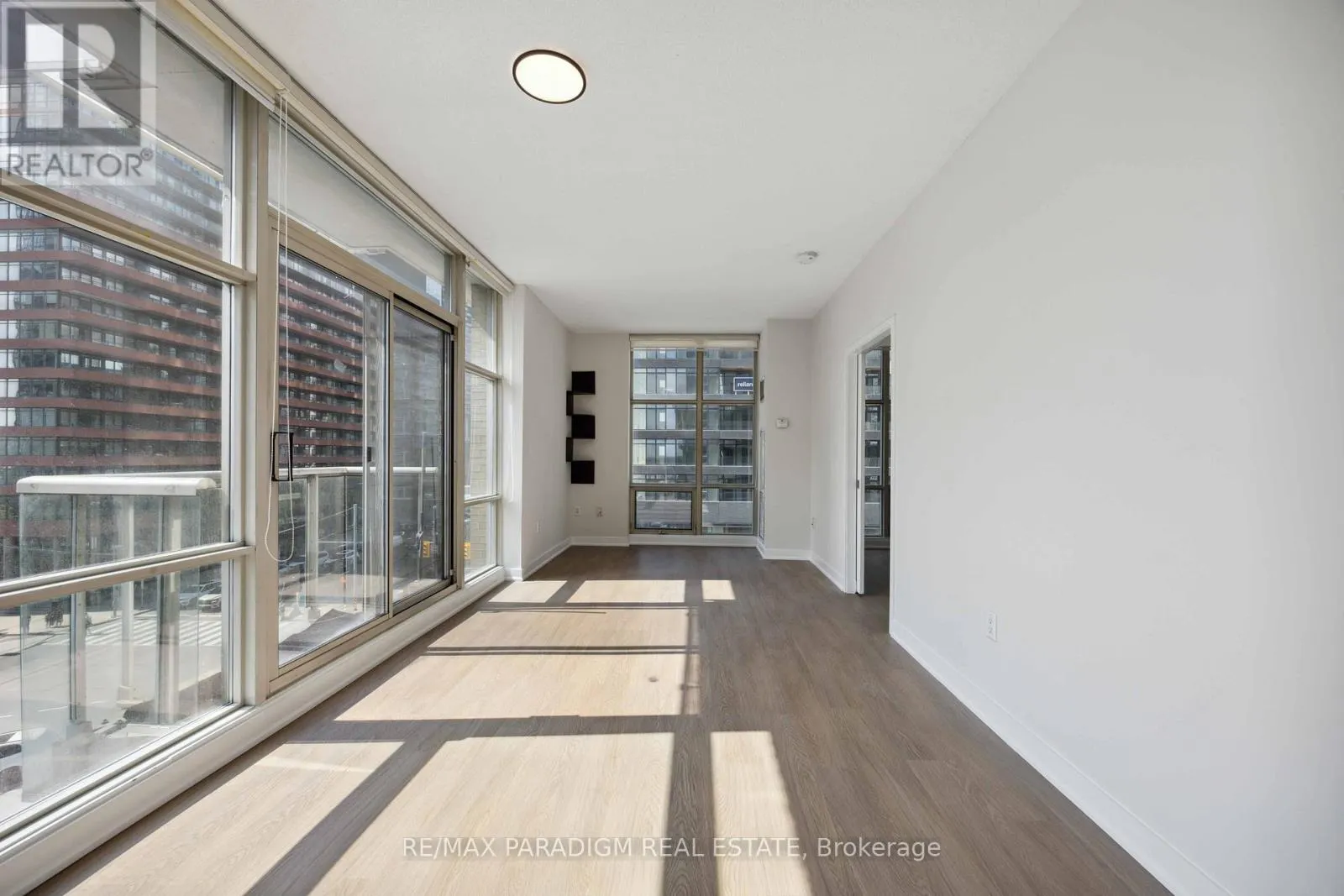 611 - 9 SPADINA AVENUE