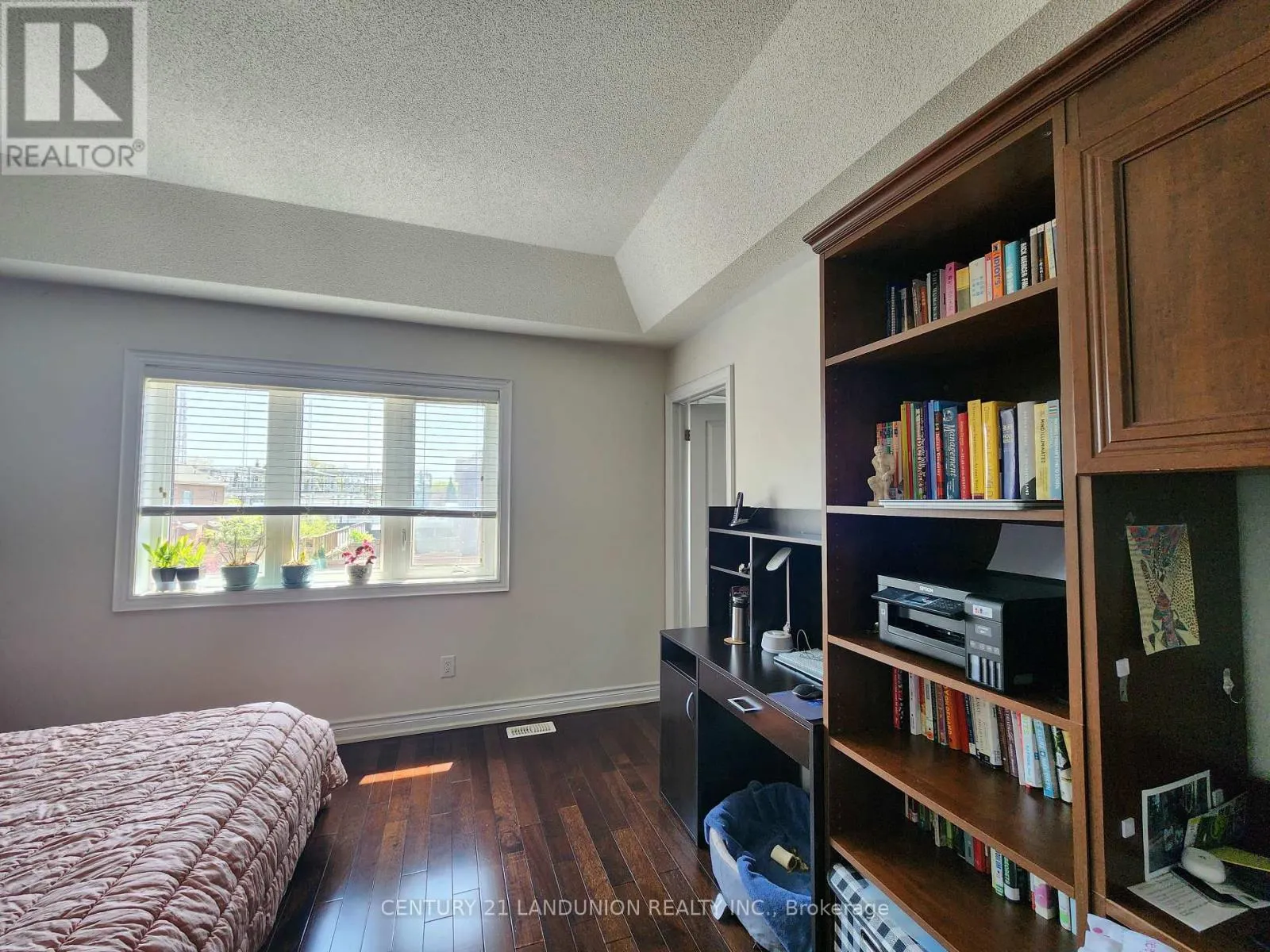 35 GOLDTHREAD TERRACE