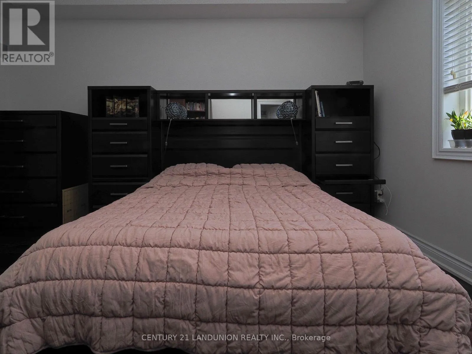 35 GOLDTHREAD TERRACE