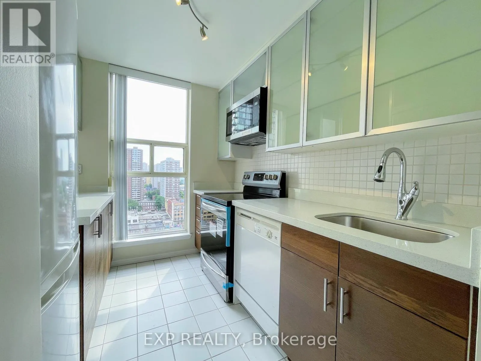 1802 - 1055 BAY STREET