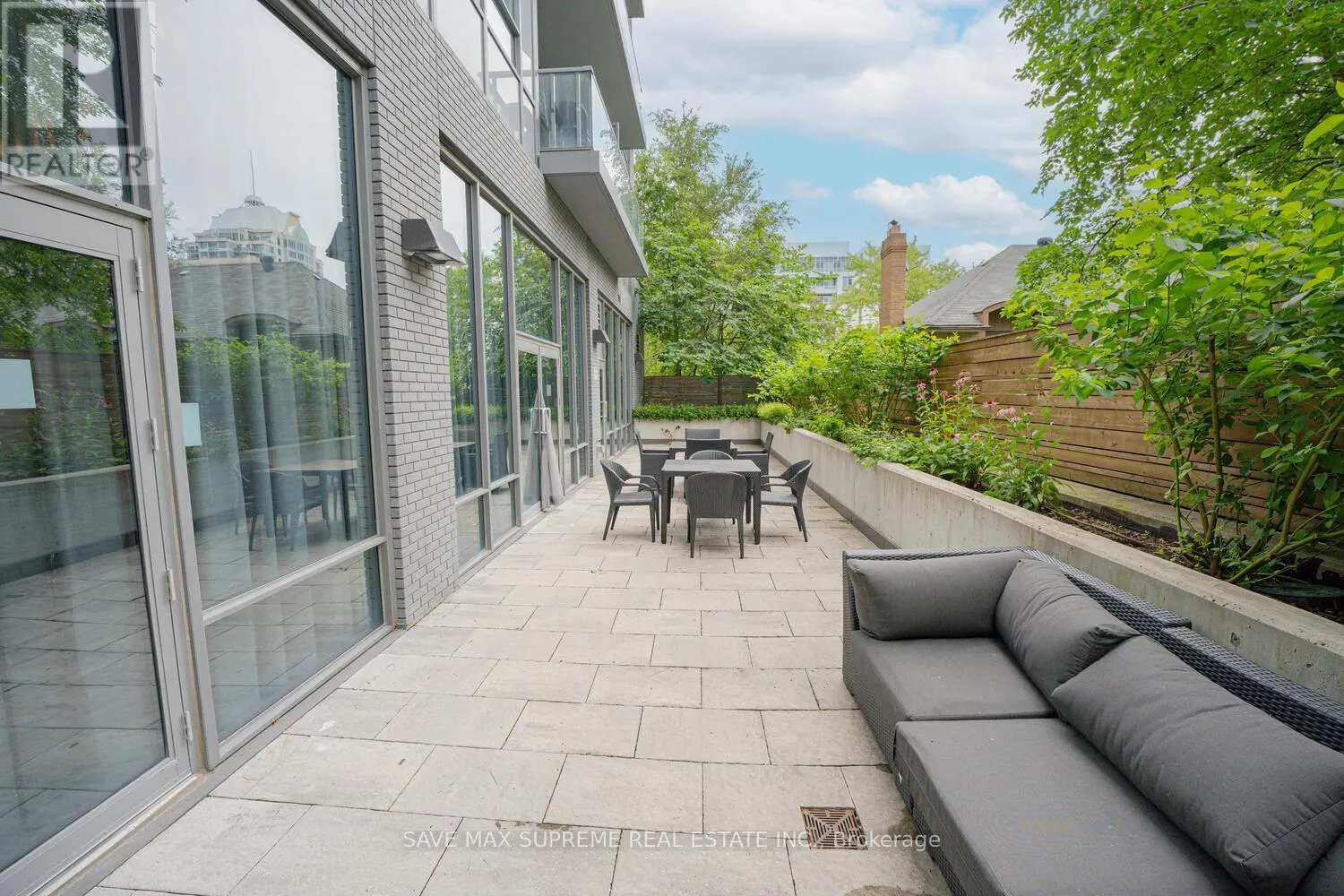 220 - 7 KENASTON GARDENS E