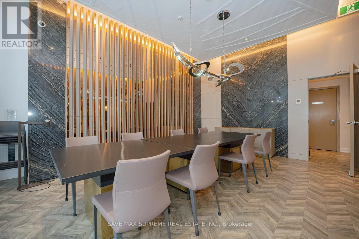 220 - 7 KENASTON GARDENS E