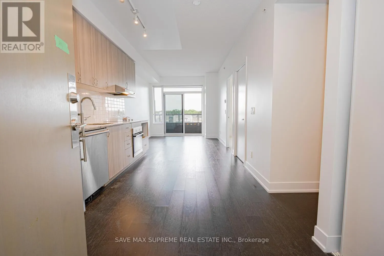 220 - 7 KENASTON GARDENS E