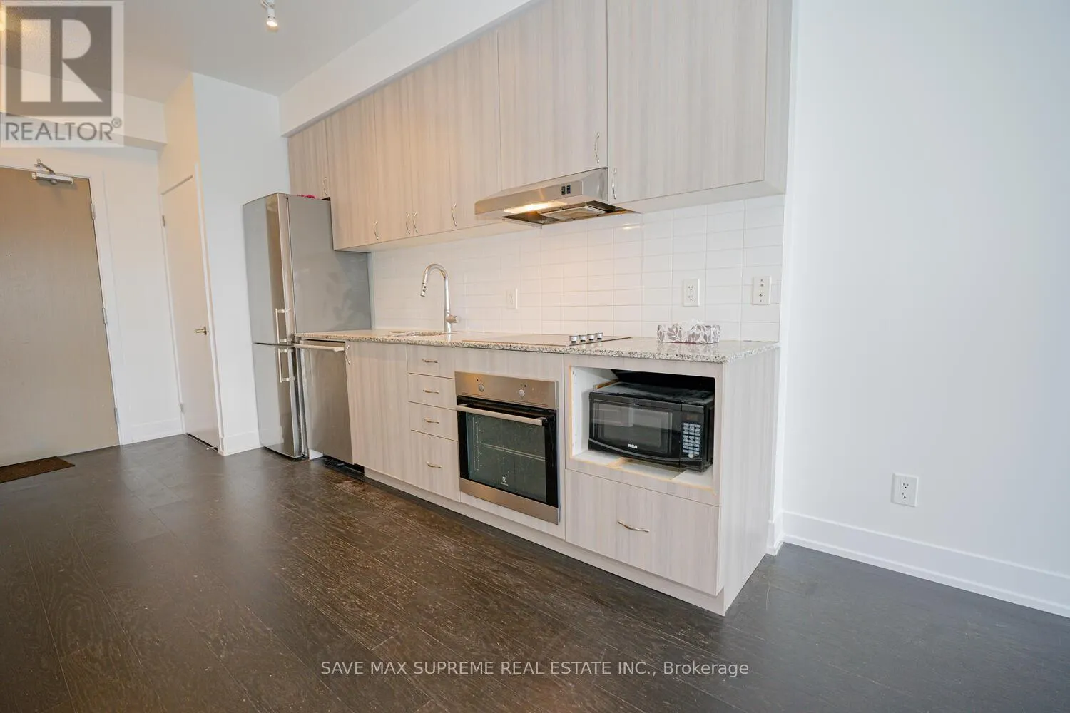 220 - 7 KENASTON GARDENS E