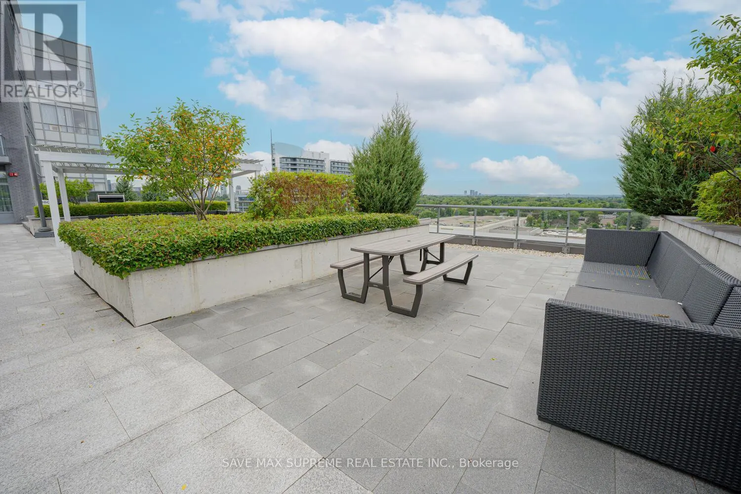 220 - 7 KENASTON GARDENS E