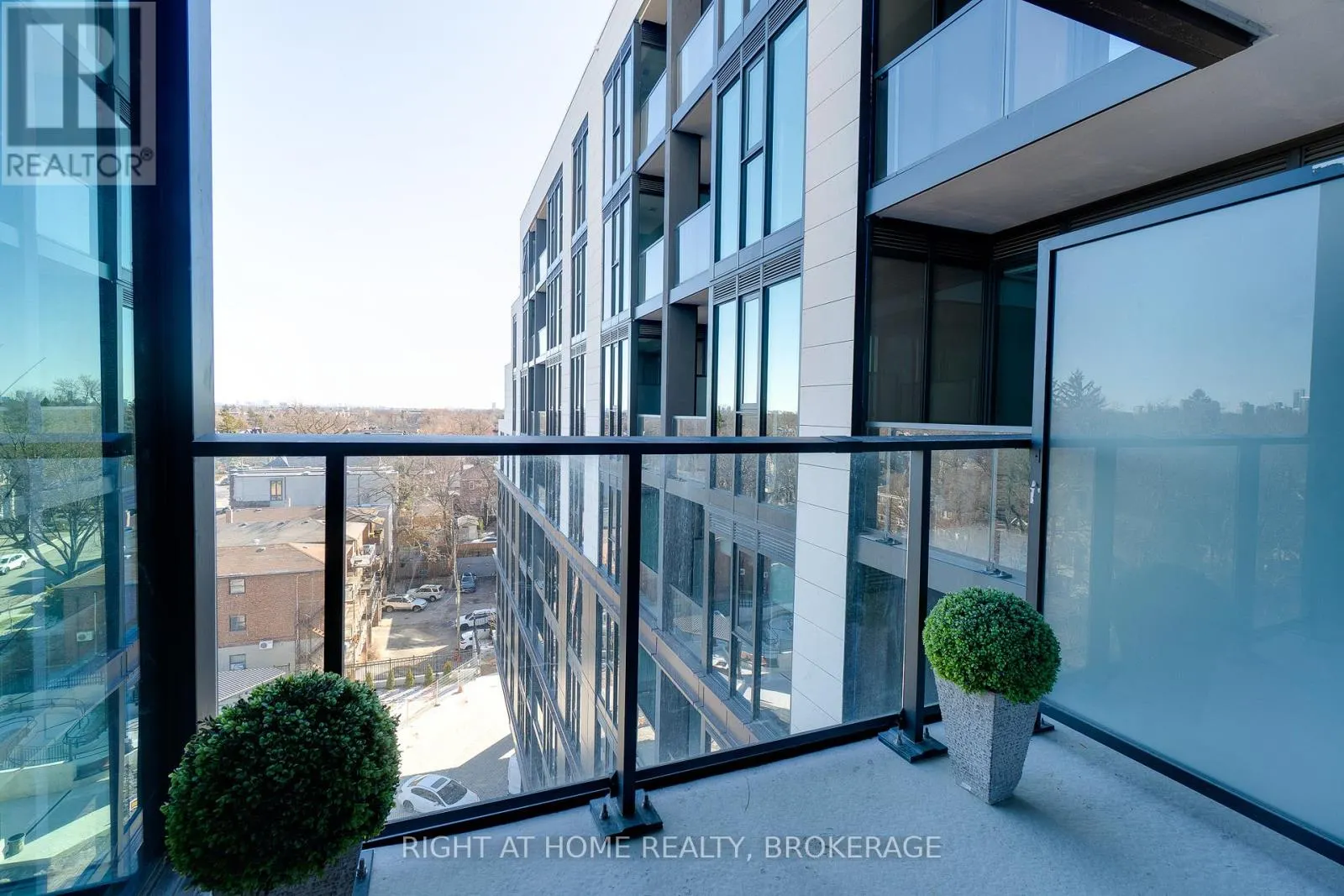 724 - 250 LAWRENCE AVENUE W