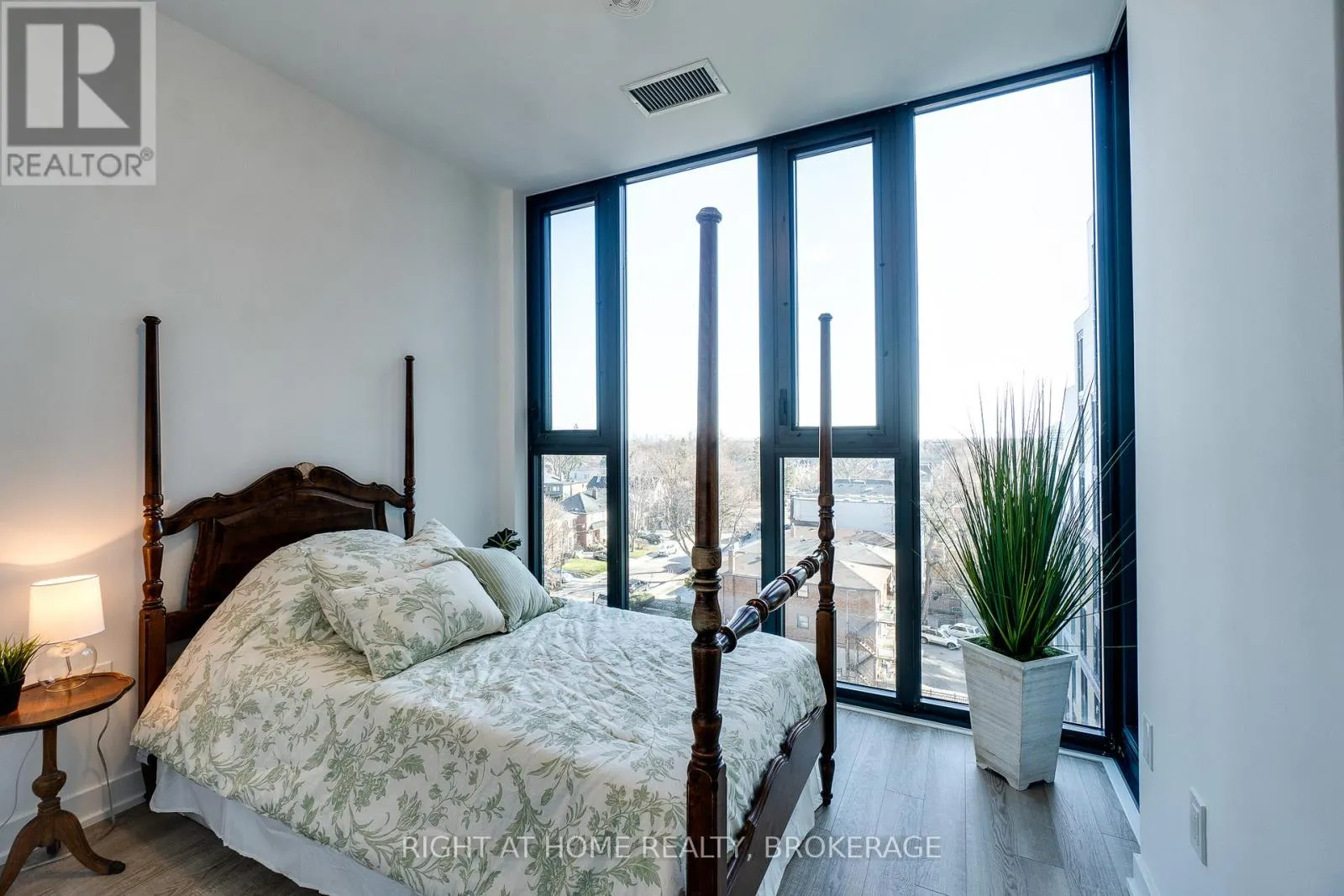 724 - 250 LAWRENCE AVENUE W