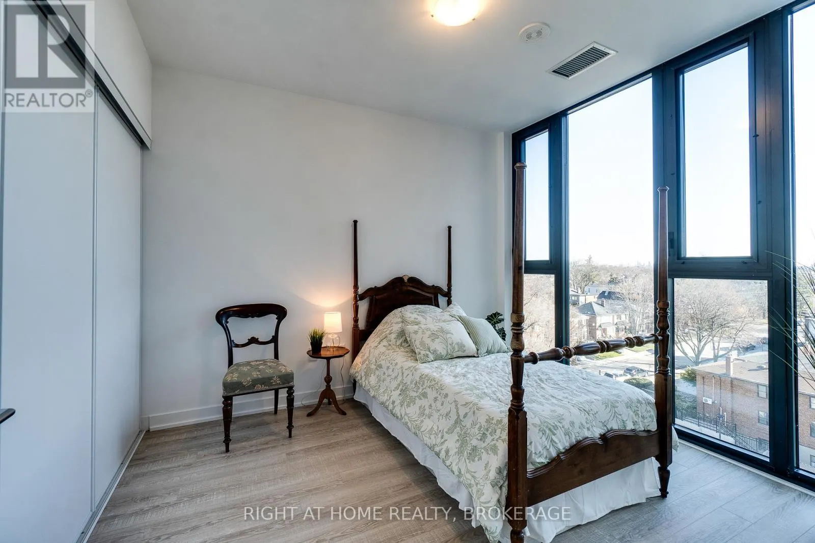 724 - 250 LAWRENCE AVENUE W