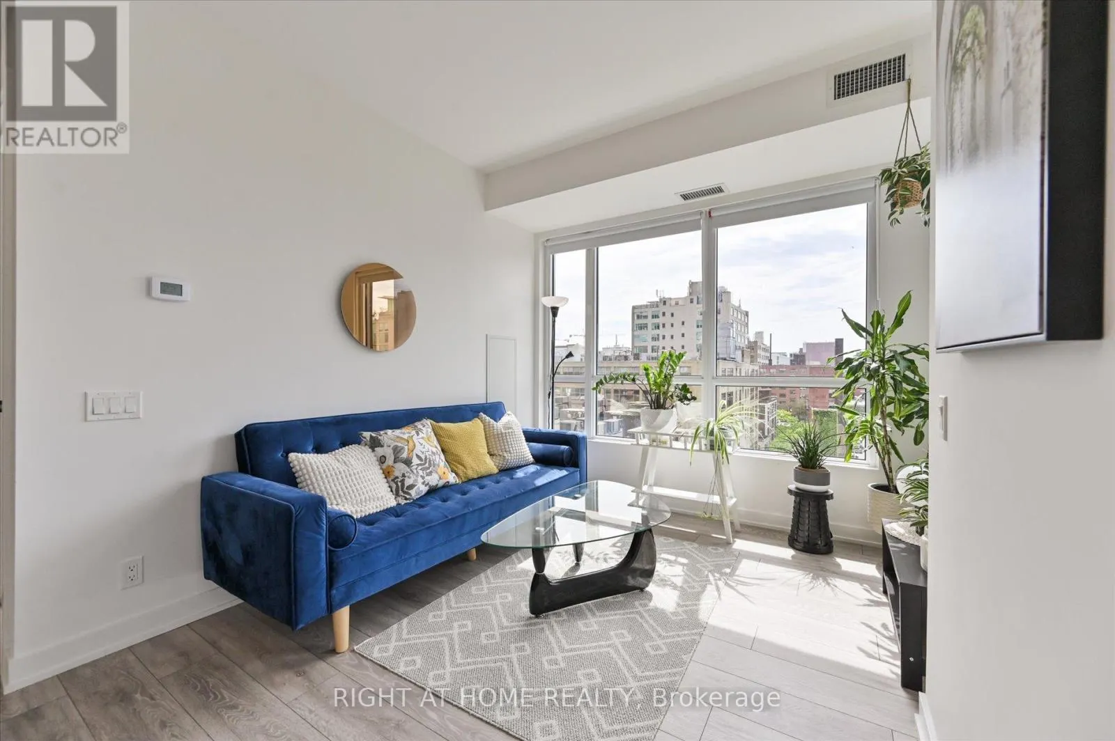 825 - 108 PETER STREET
