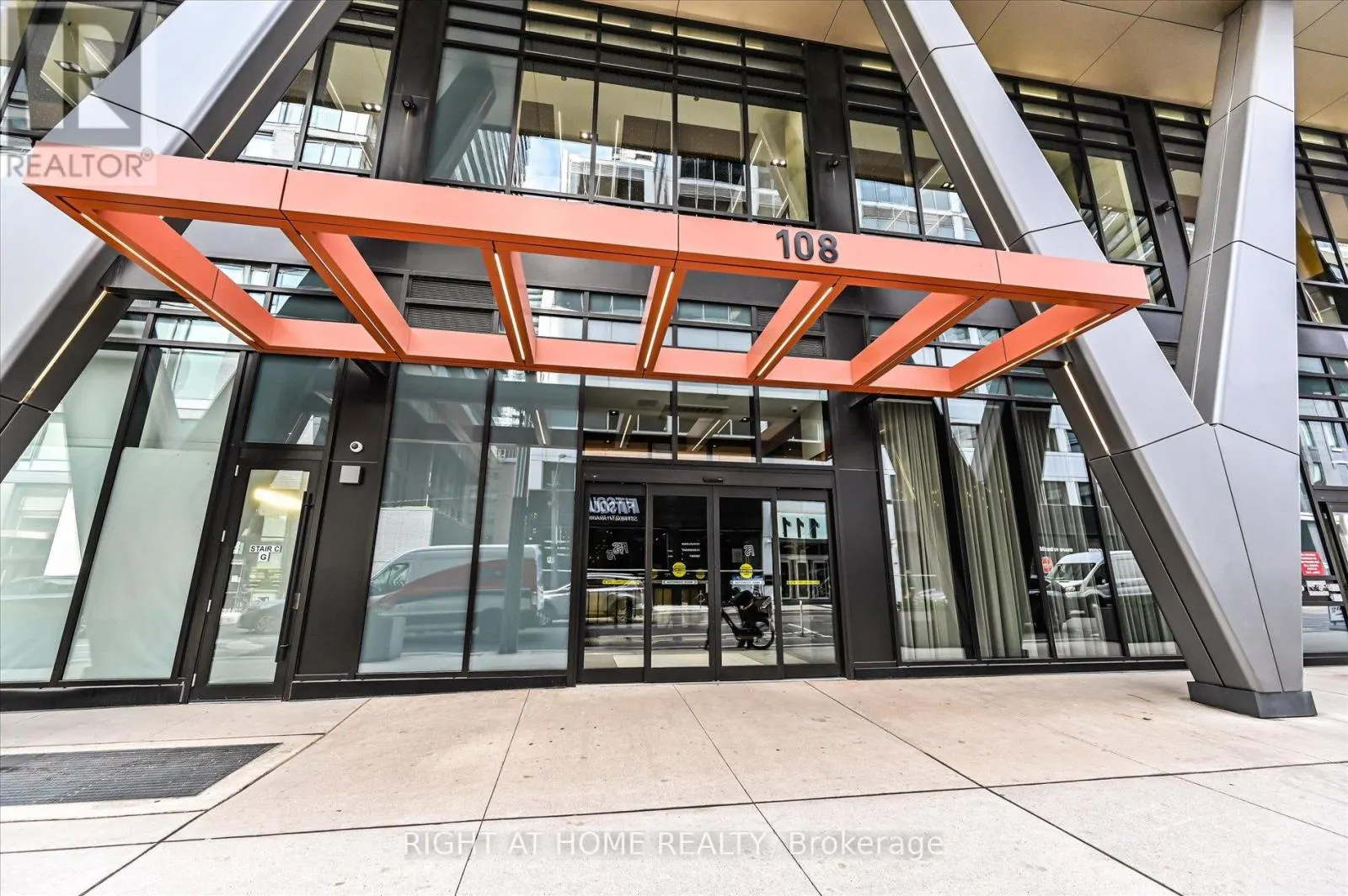 825 - 108 PETER STREET
