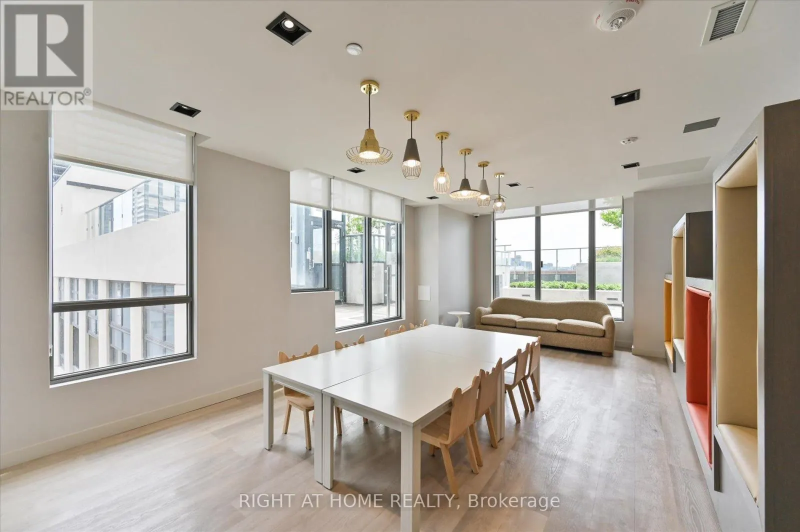 825 - 108 PETER STREET