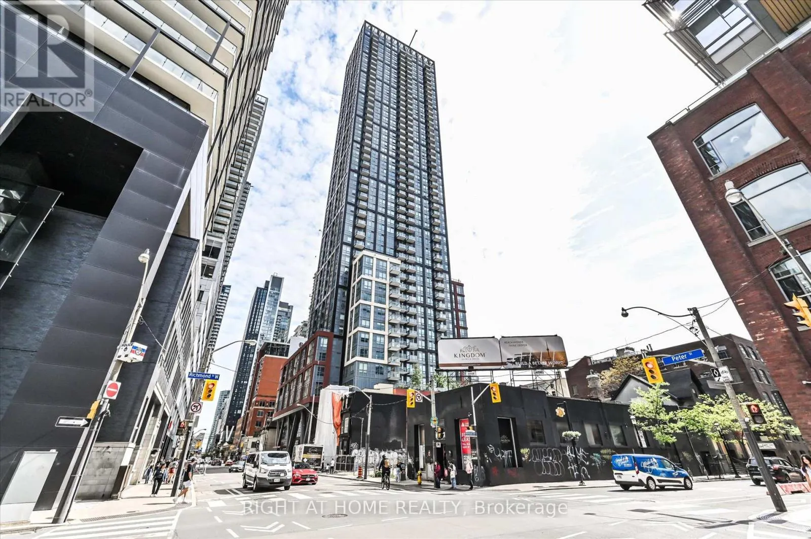 825 - 108 PETER STREET