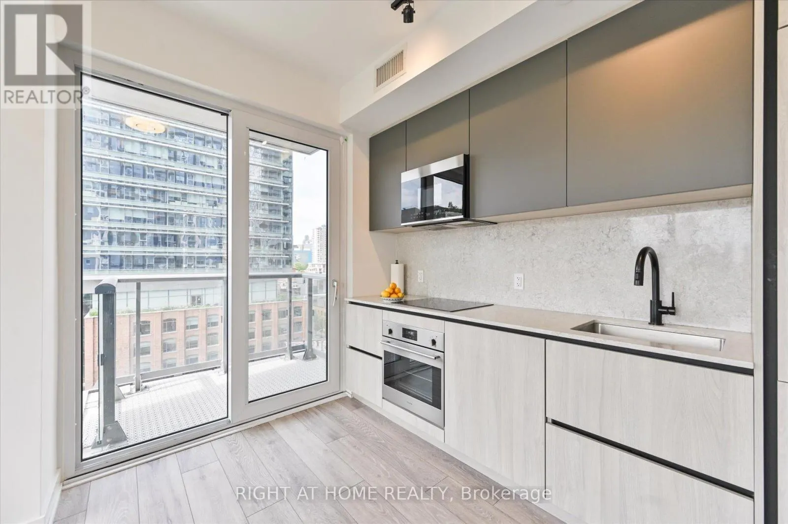 825 - 108 PETER STREET