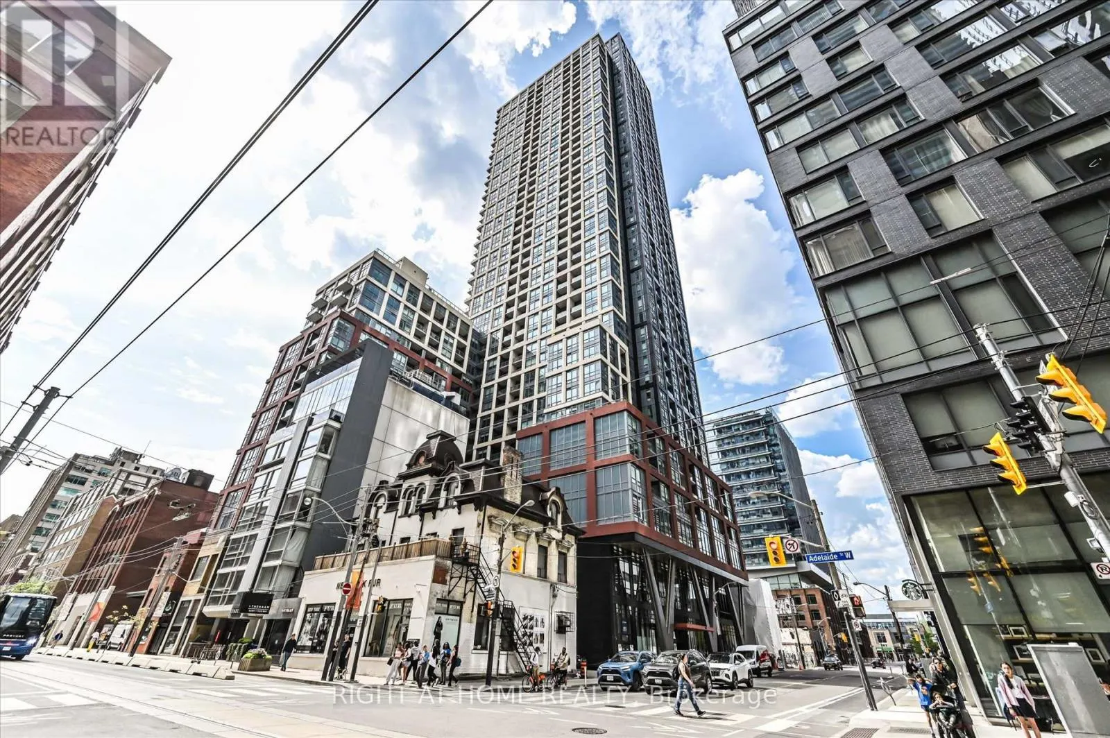 825 - 108 PETER STREET