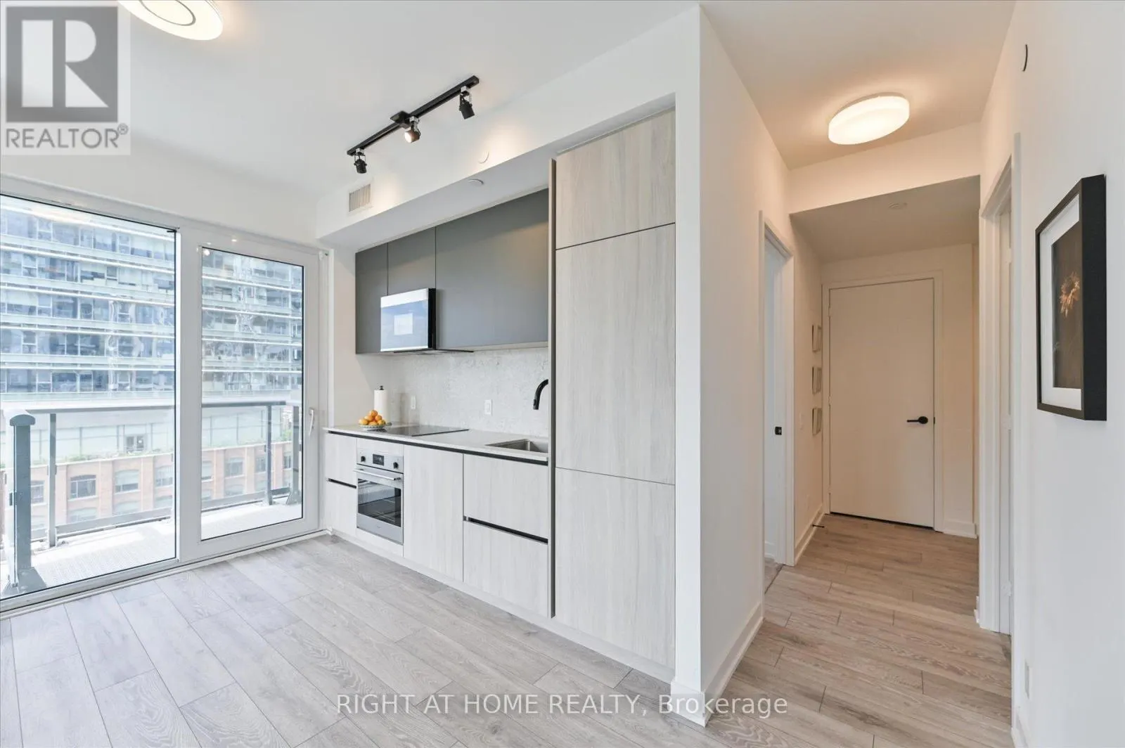 825 - 108 PETER STREET