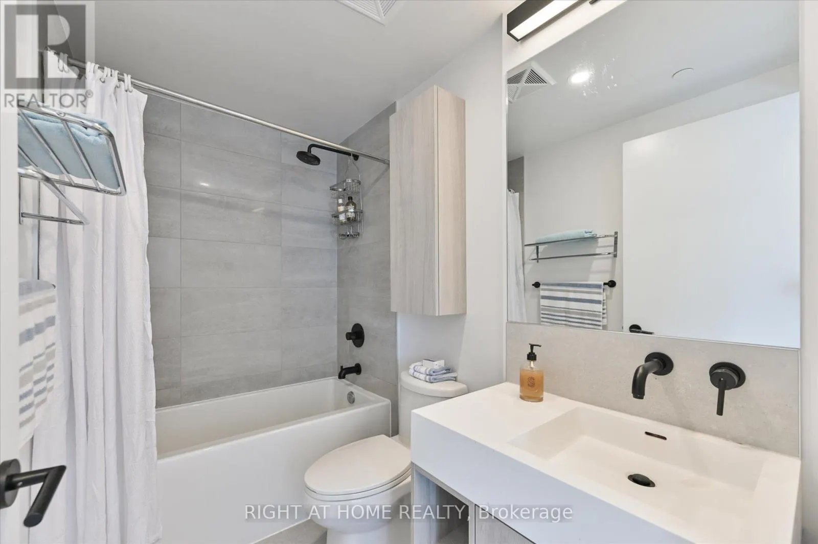 825 - 108 PETER STREET