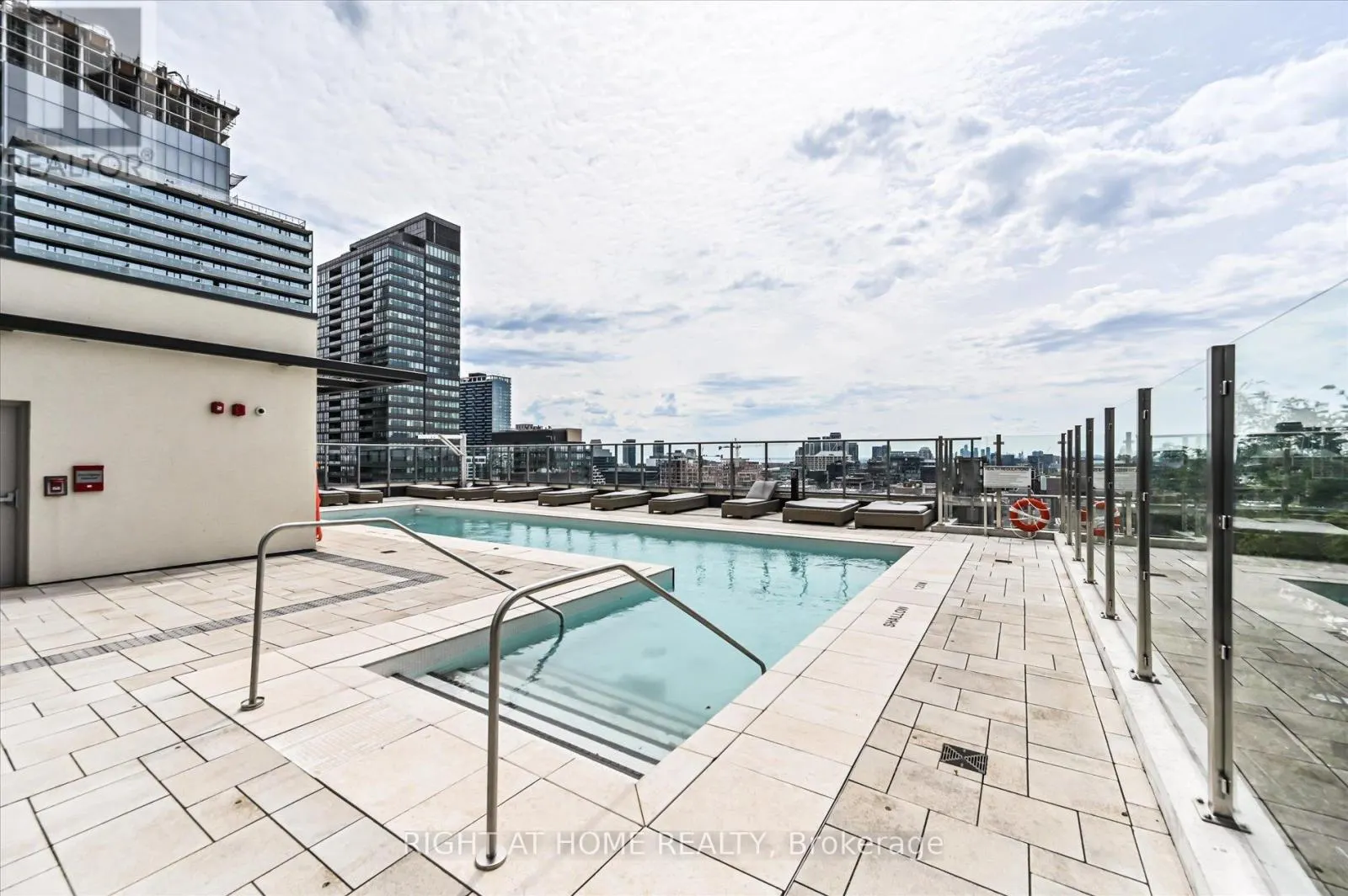 825 - 108 PETER STREET