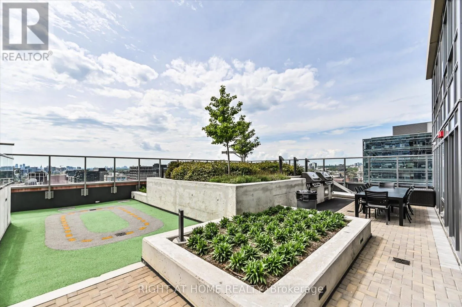 825 - 108 PETER STREET