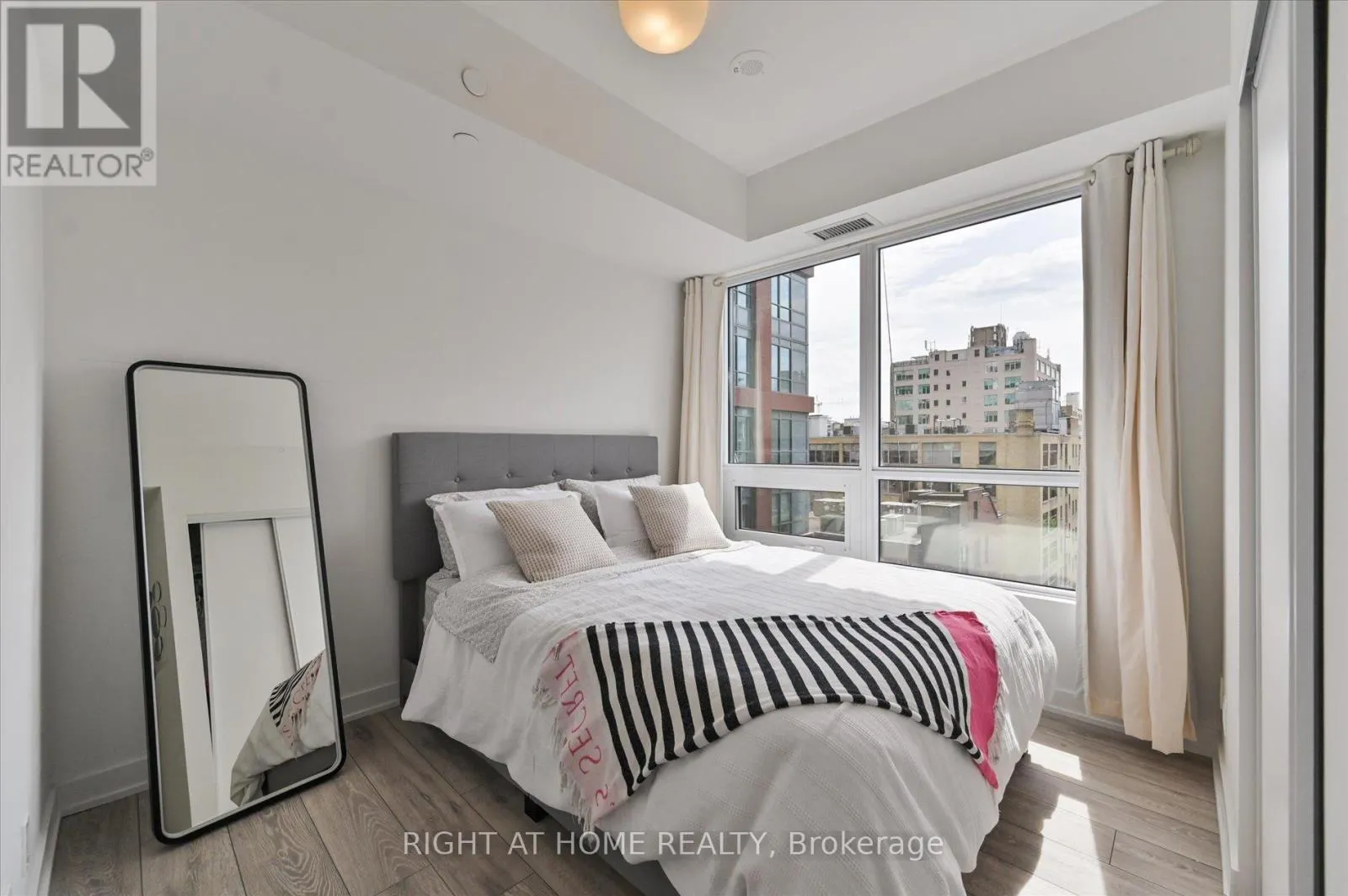 825 - 108 PETER STREET