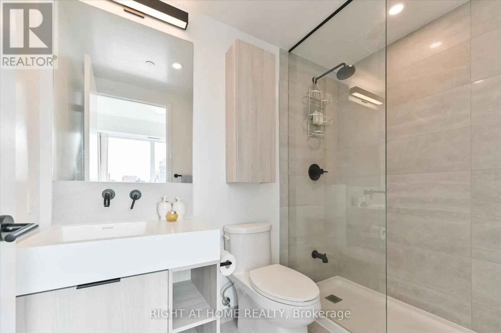 825 - 108 PETER STREET