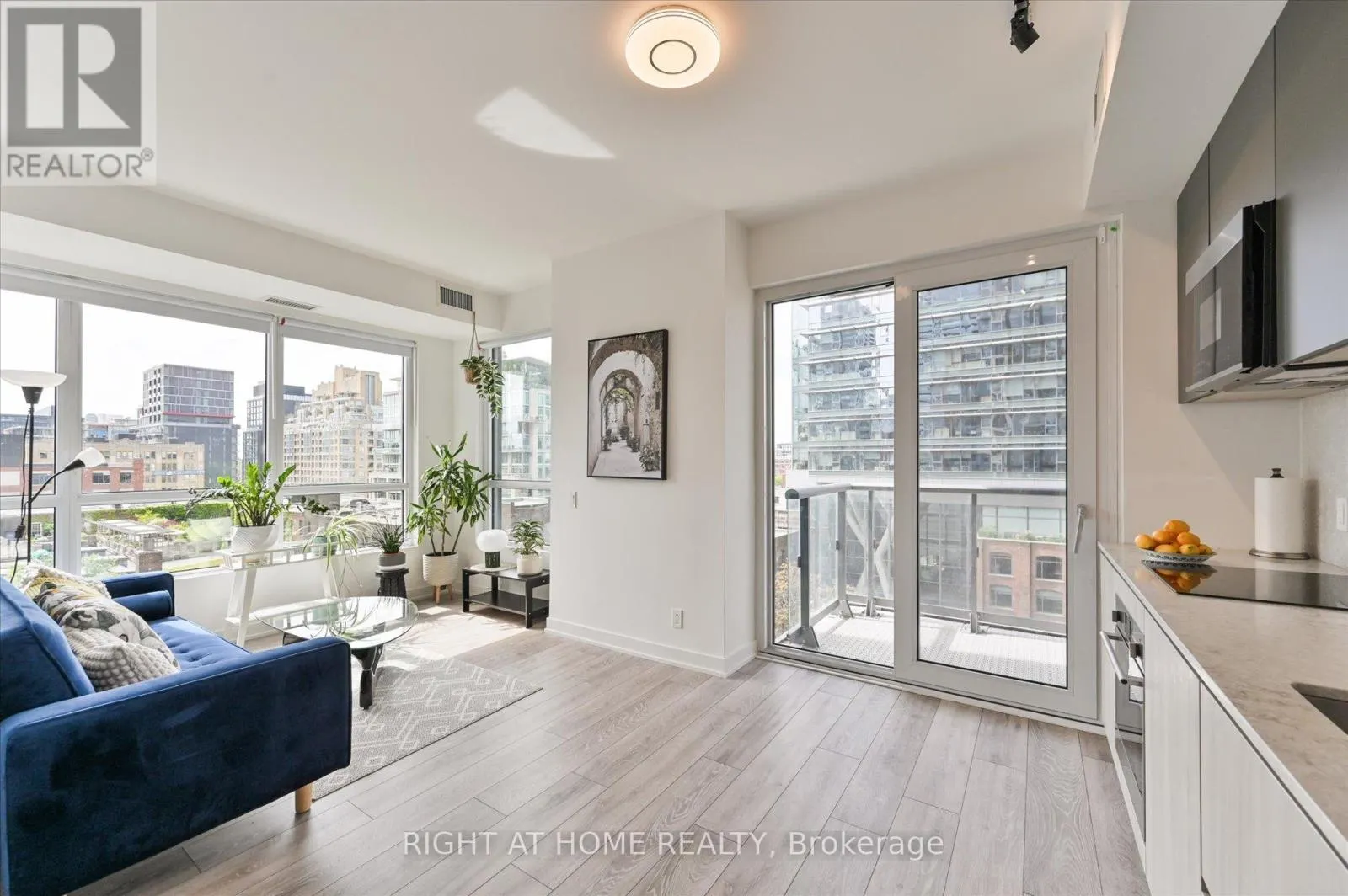 825 - 108 PETER STREET