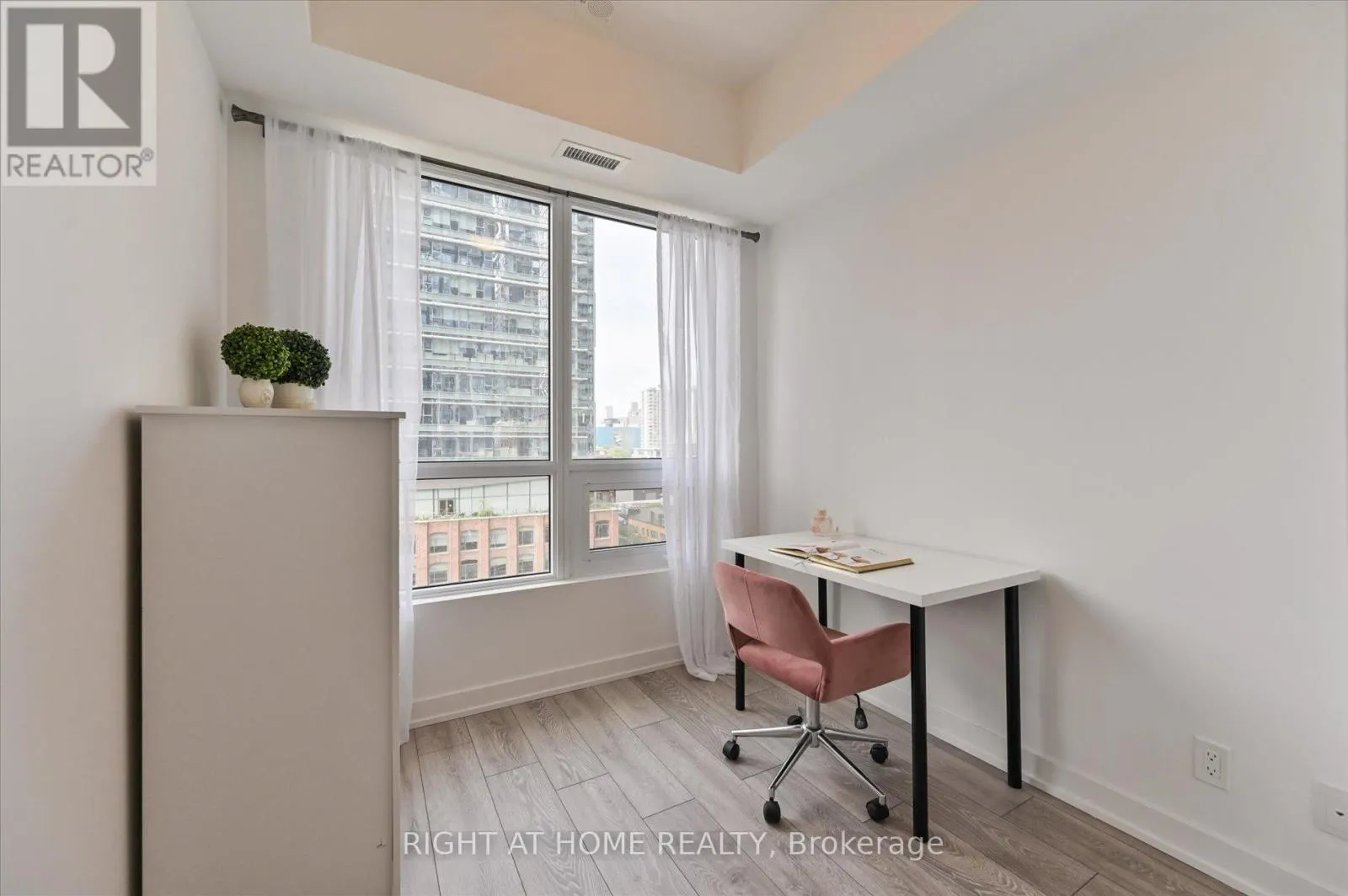 825 - 108 PETER STREET