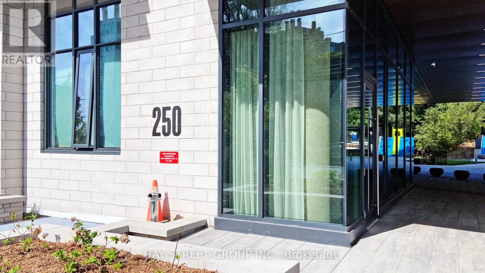 320 - 250 LAWRENCE AVENUE W