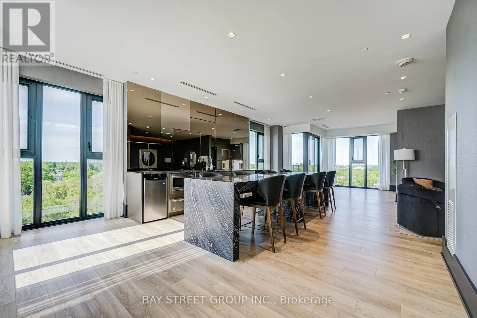 320 - 250 LAWRENCE AVENUE W