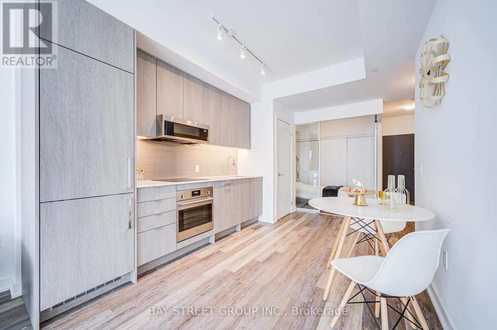 320 - 250 LAWRENCE AVENUE W