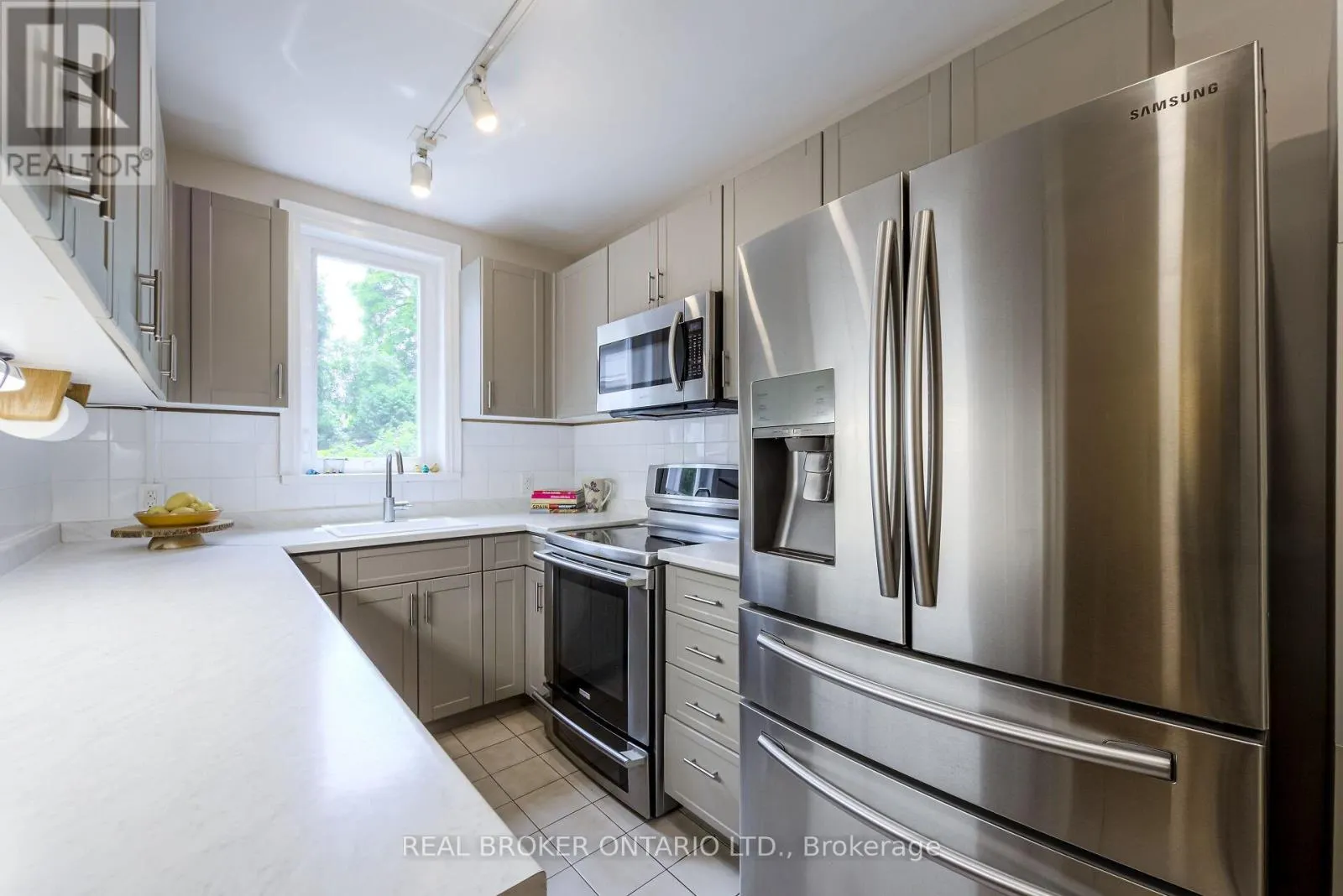 413 ROSELAWN AVENUE