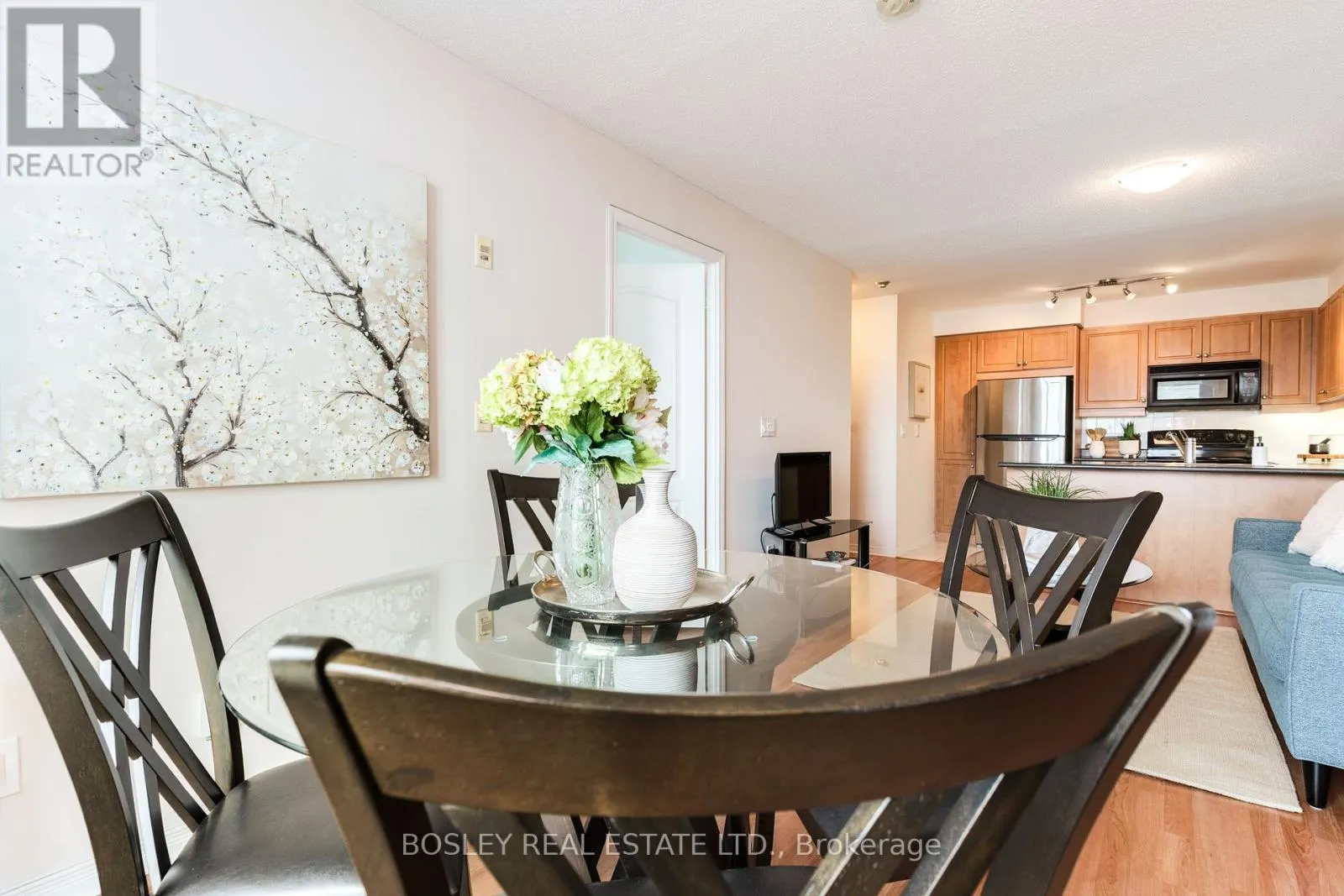 715 - 205 THE DONWAY W