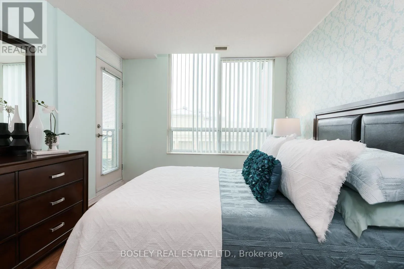 715 - 205 THE DONWAY W