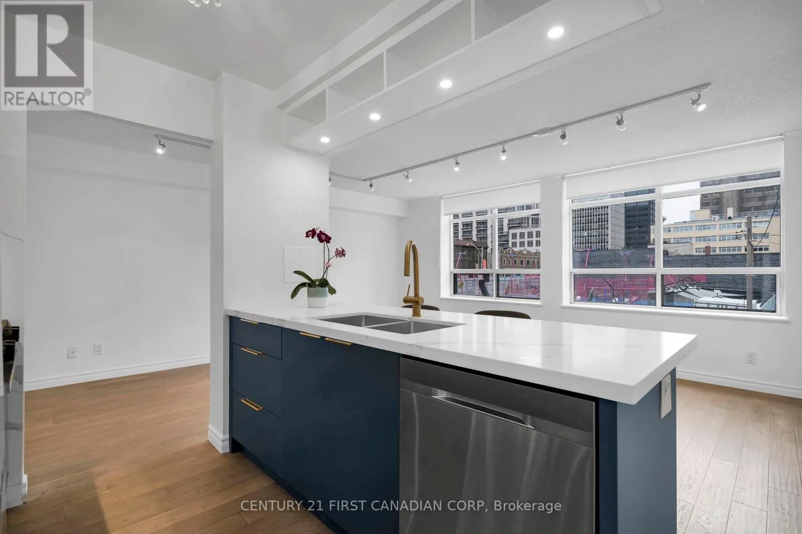 317 - 5 ROSEHILL AVENUE N, #317