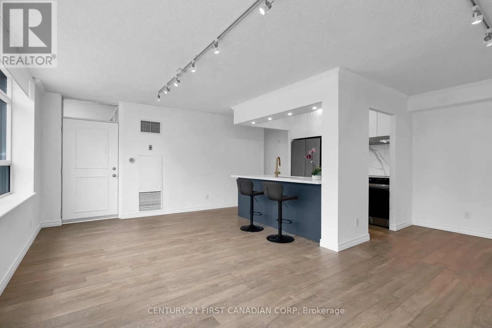 317 - 5 ROSEHILL AVENUE N, #317