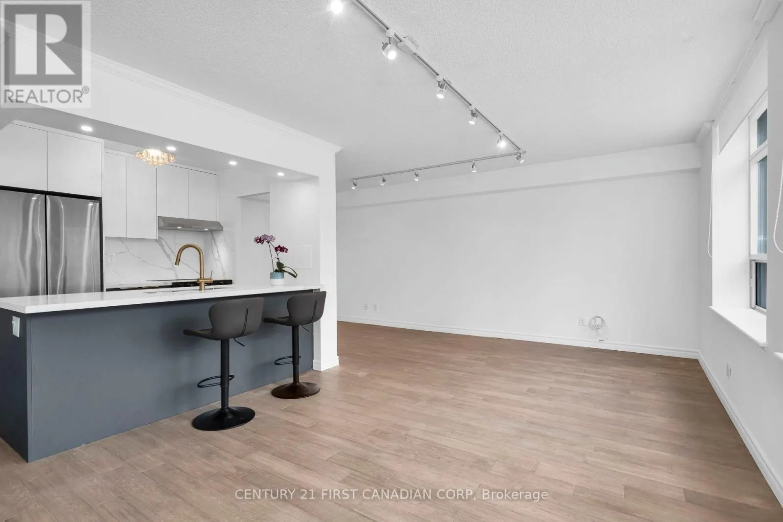 317 - 5 ROSEHILL AVENUE N, #317