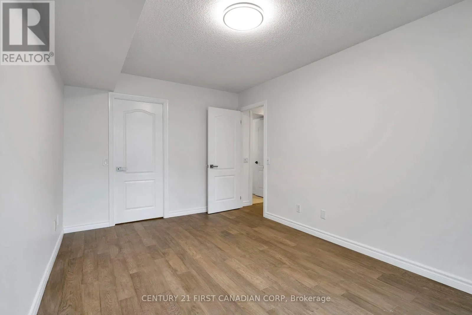 317 - 5 ROSEHILL AVENUE N, #317