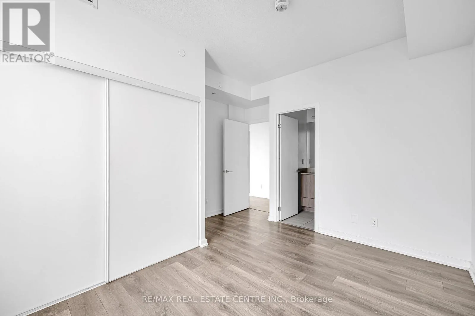 805 - 36 FOREST MANOR ROAD