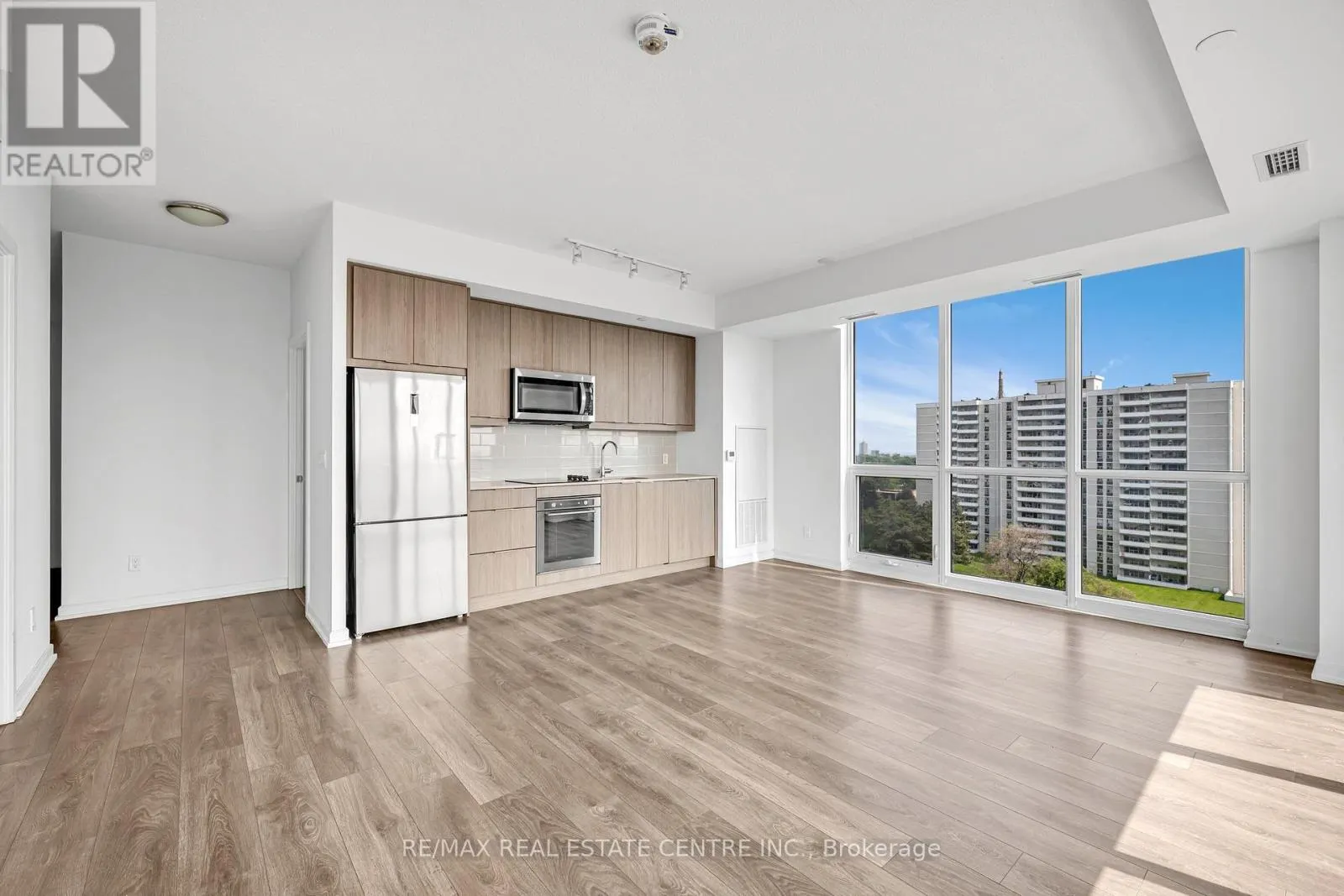 805 - 36 FOREST MANOR ROAD