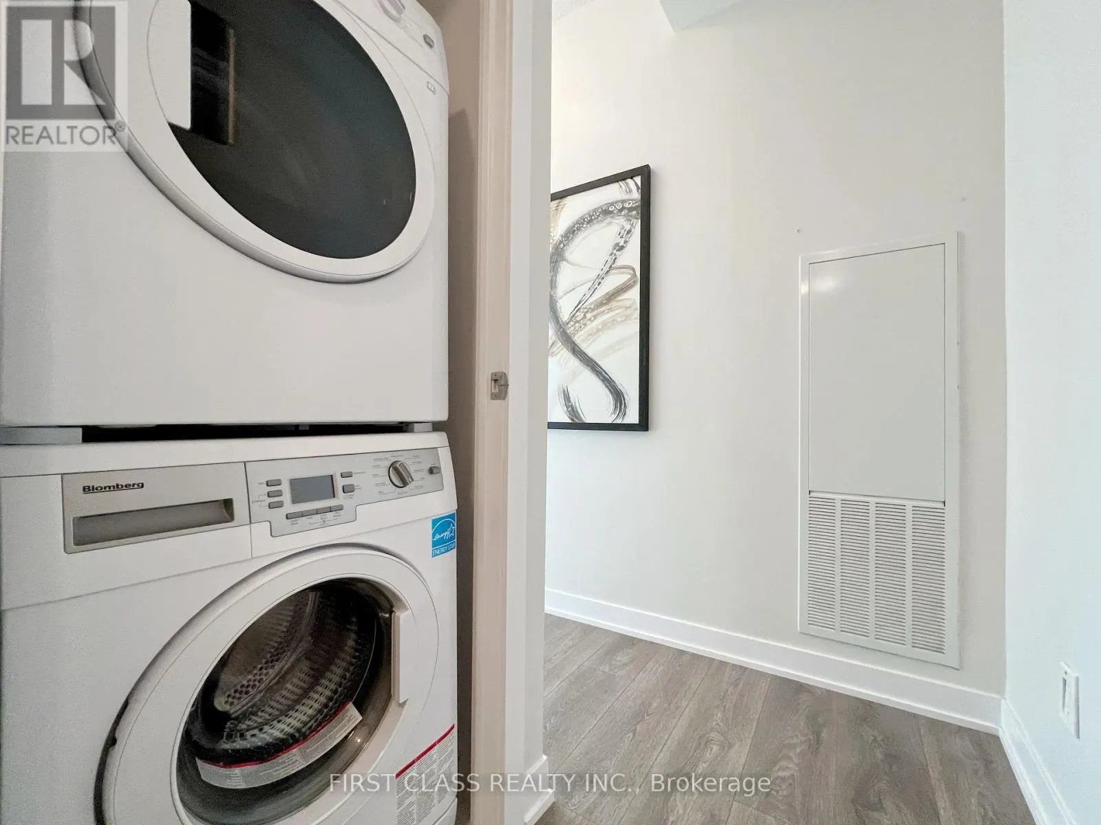4102 - 87 PETER STREET