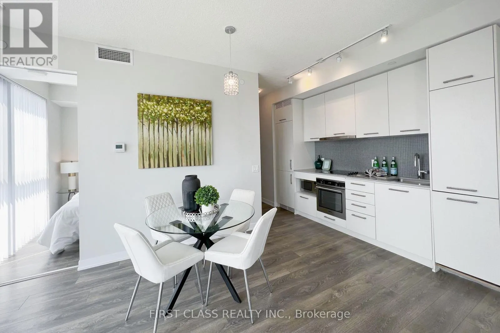 4102 - 87 PETER STREET