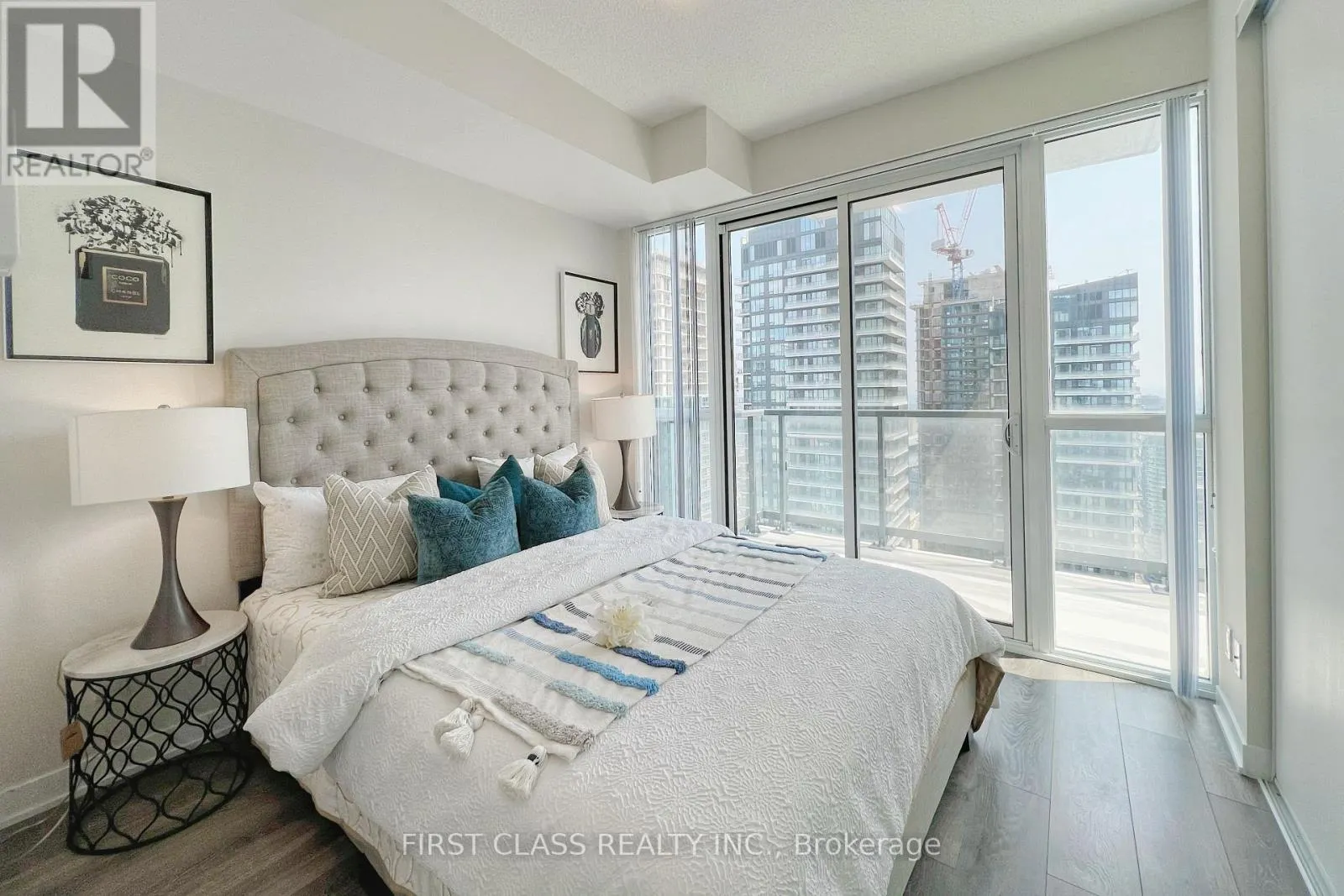 4102 - 87 PETER STREET