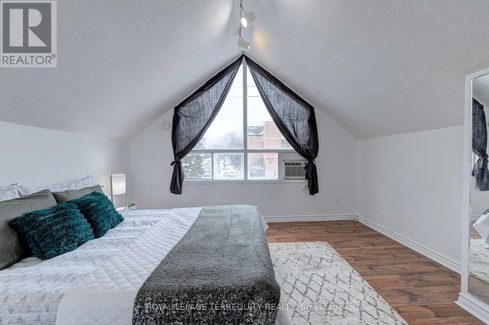UNIT 2 - 135 SHEPPARD AVENUE W