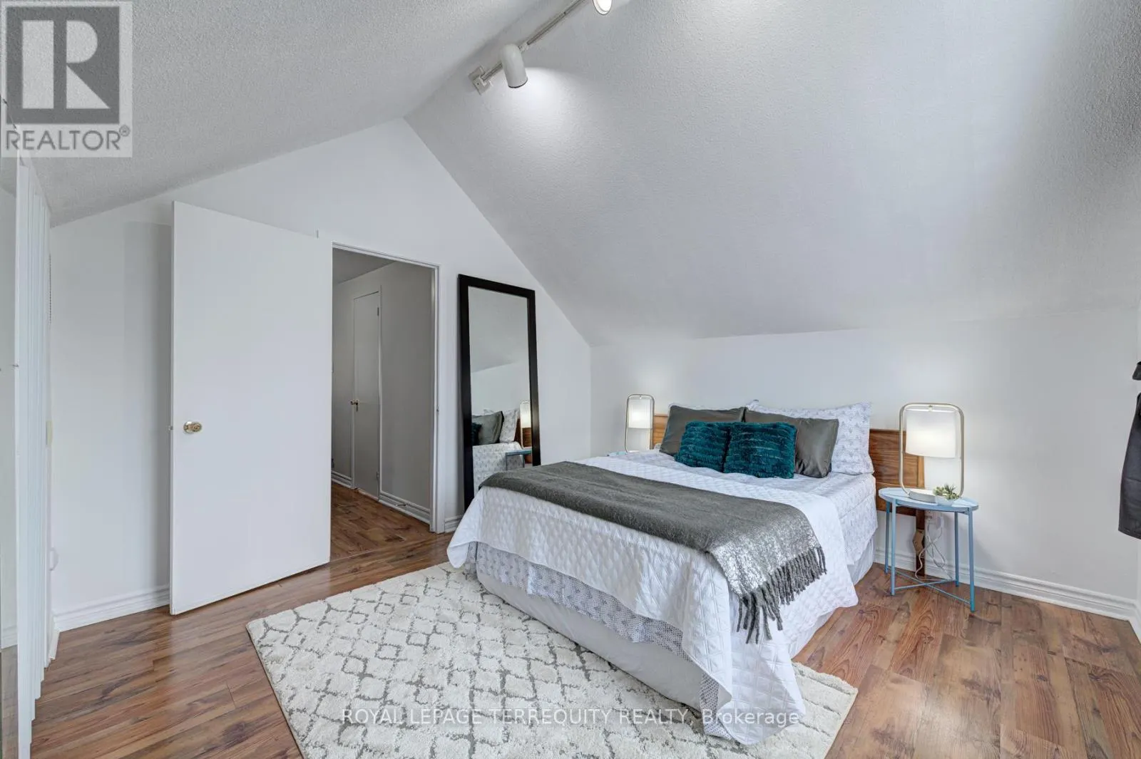 UNIT 2 - 135 SHEPPARD AVENUE W
