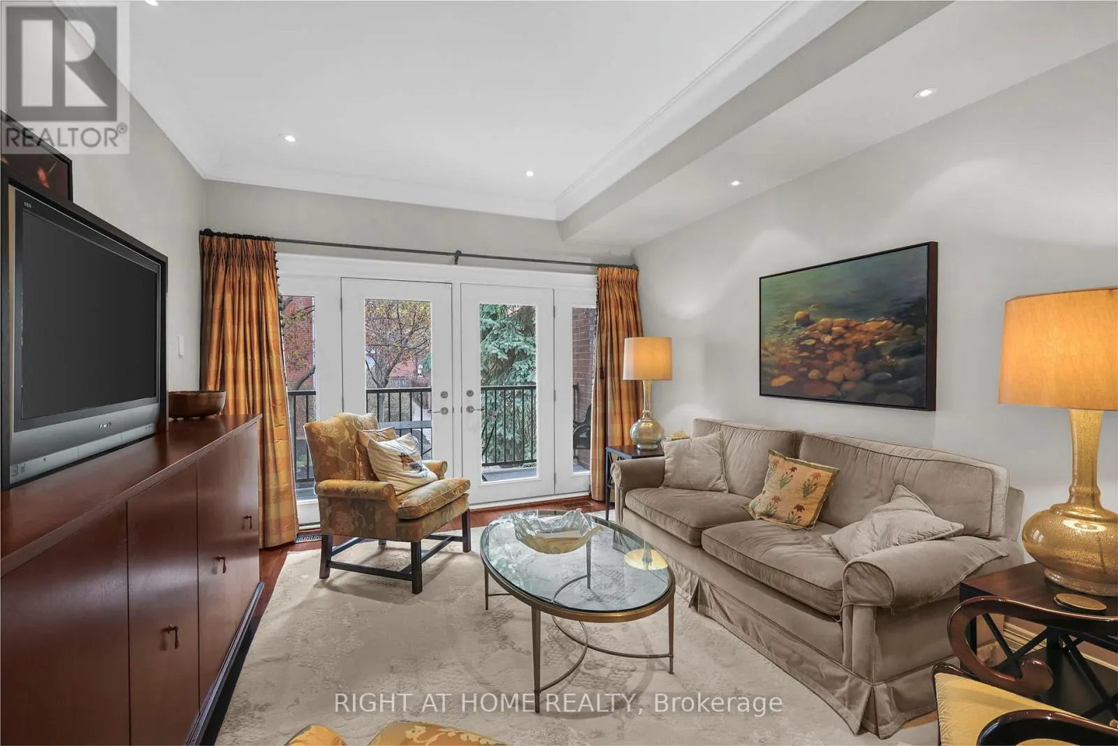 636 WELLINGTON STREET W