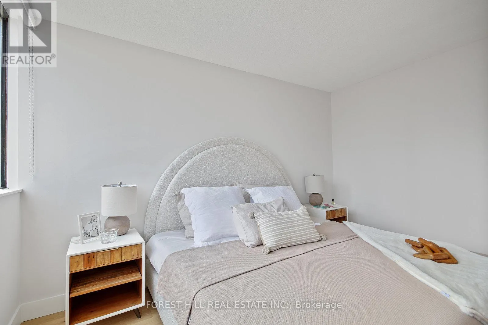 1604 - 914 YONGE STREET