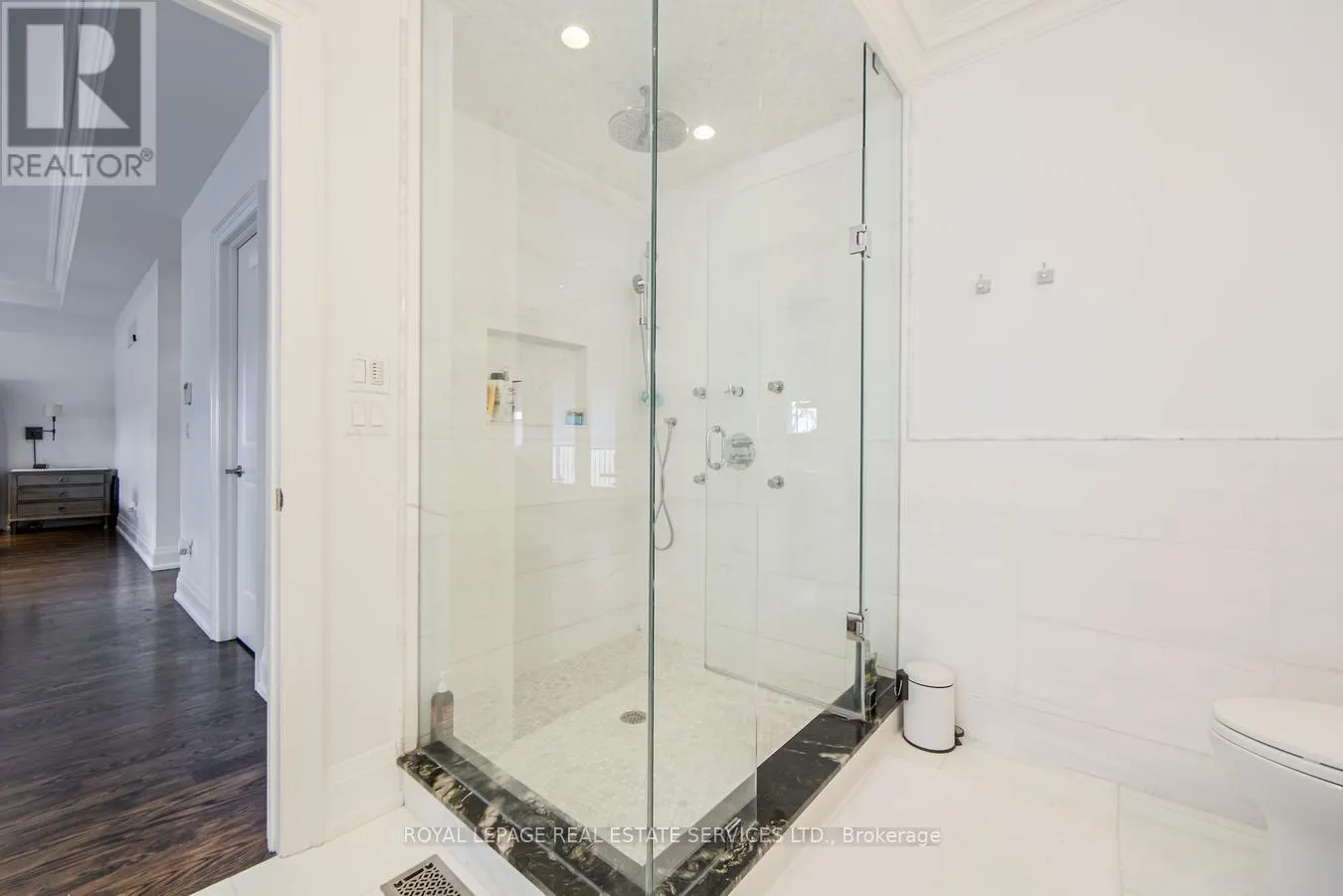 21A ROYCREST AVENUE