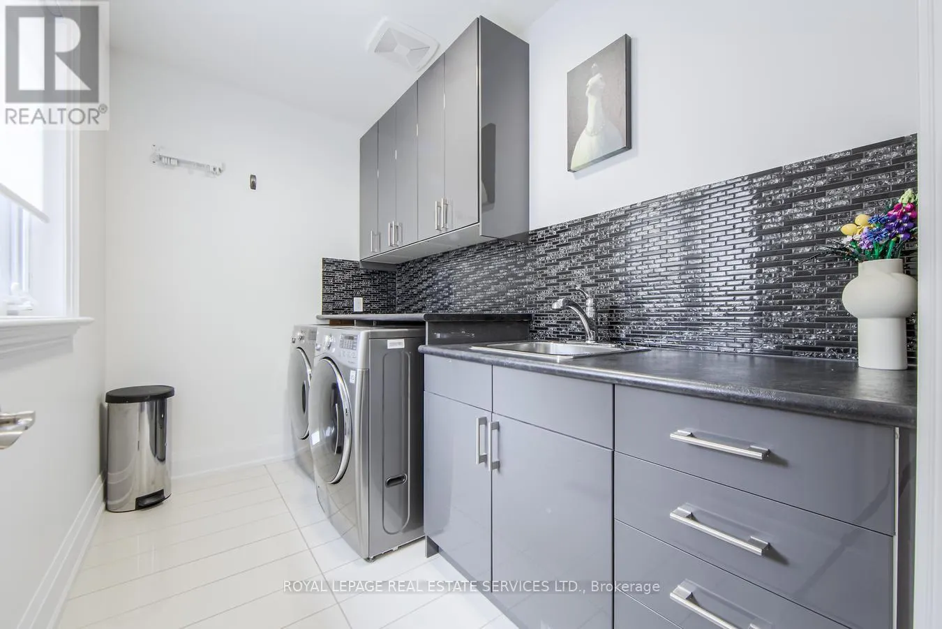 21A ROYCREST AVENUE