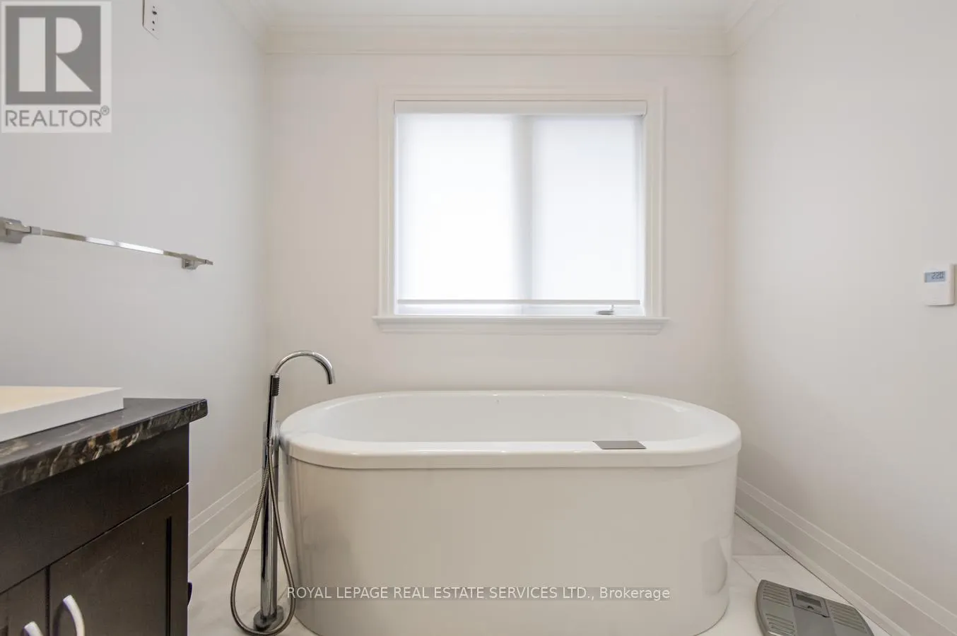 21A ROYCREST AVENUE